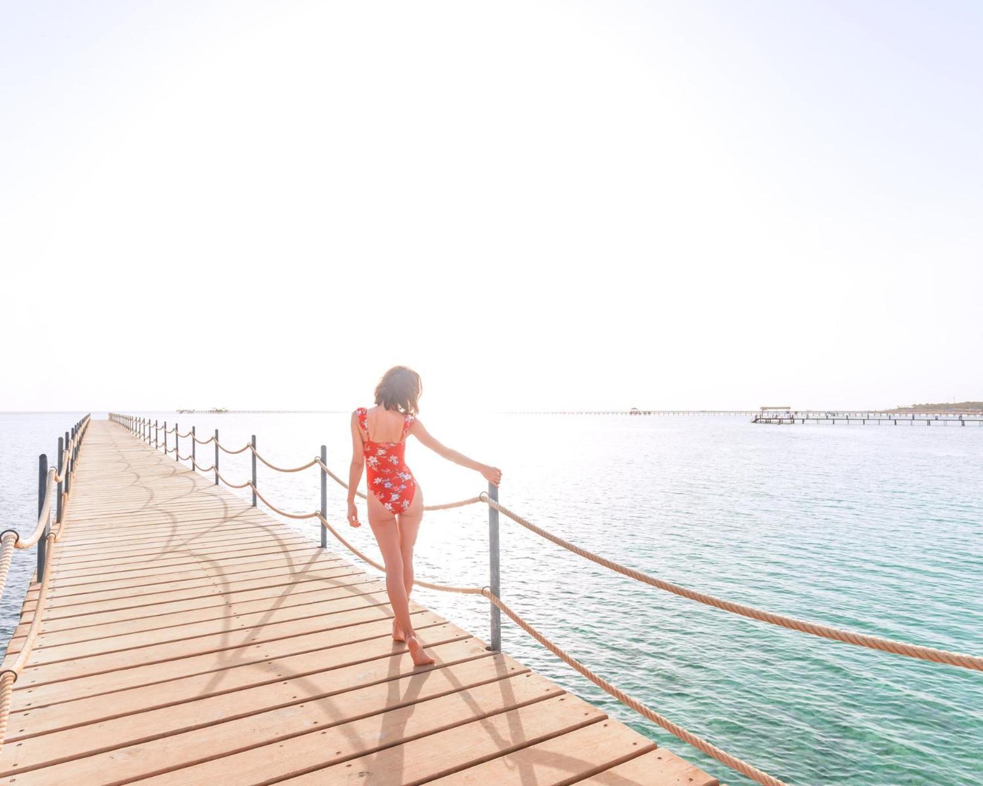Pickalbatros Laguna Vista Aqua Park 샤름 엘 셰이크 외부 사진 A woman walking on a pier