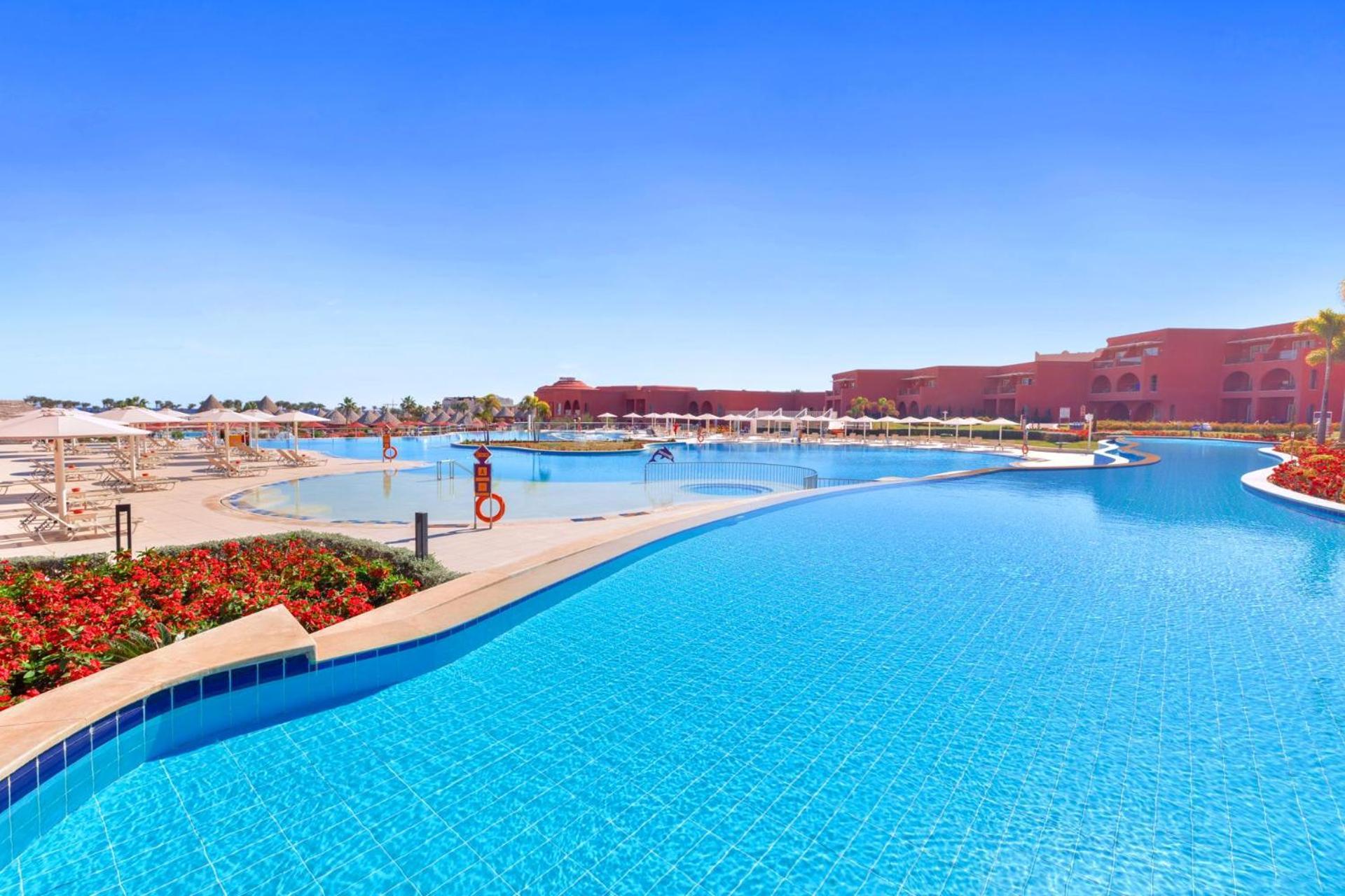 Pickalbatros Laguna Vista Aqua Park 샤름 엘 셰이크 외부 사진 The swimming pool at the resort